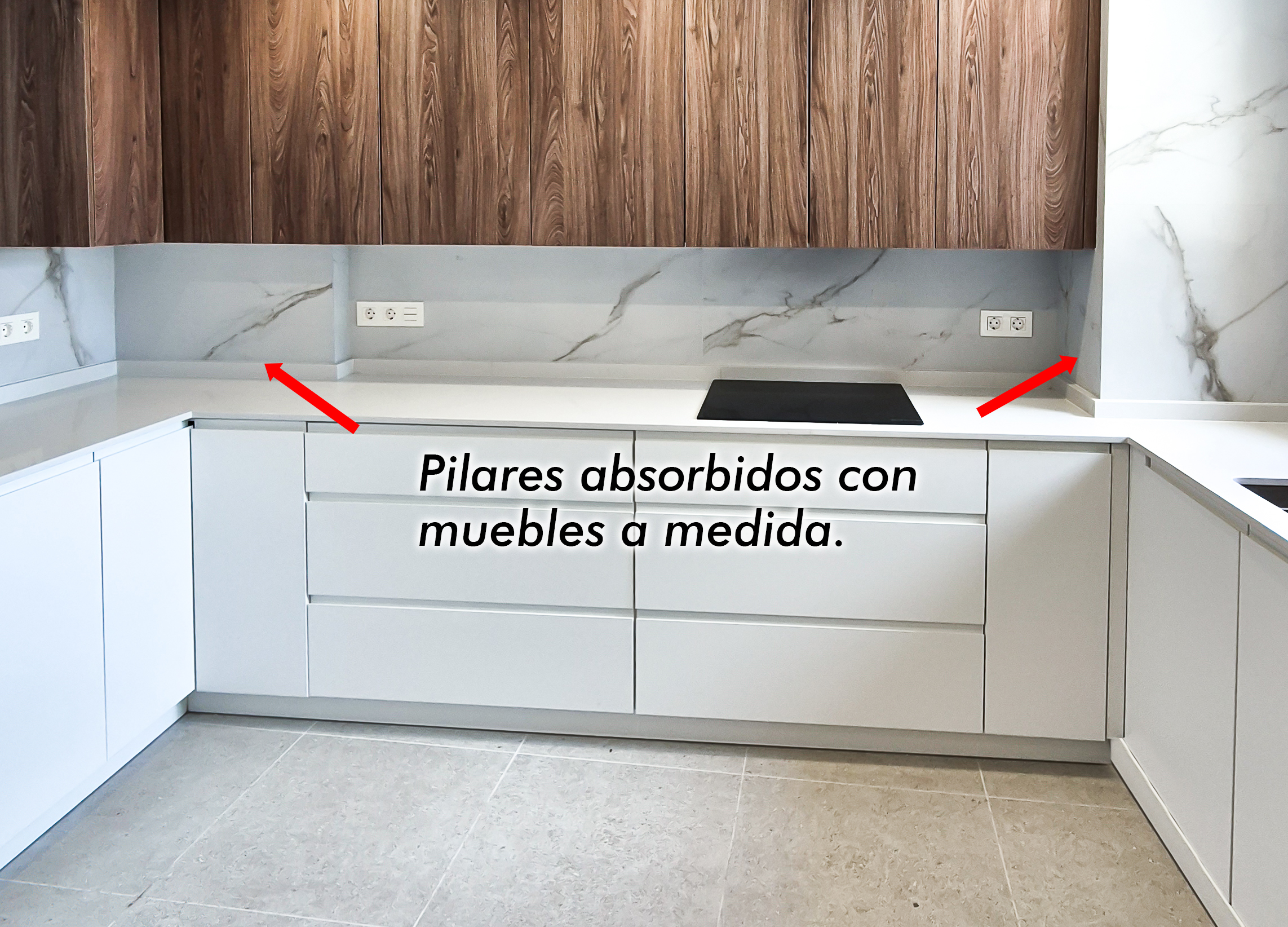 cocina moderna con pilares absorbidos con muebles hechos a medida